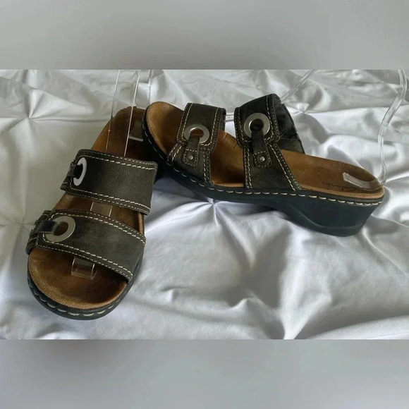 Clark’s Bendables Sandal Dark Brown Leather Upper Straps 2” Heel Women’s 8 GUC - Picture 2 of 11